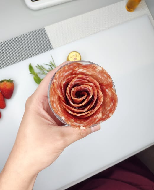 Rosa de salame em uma taça